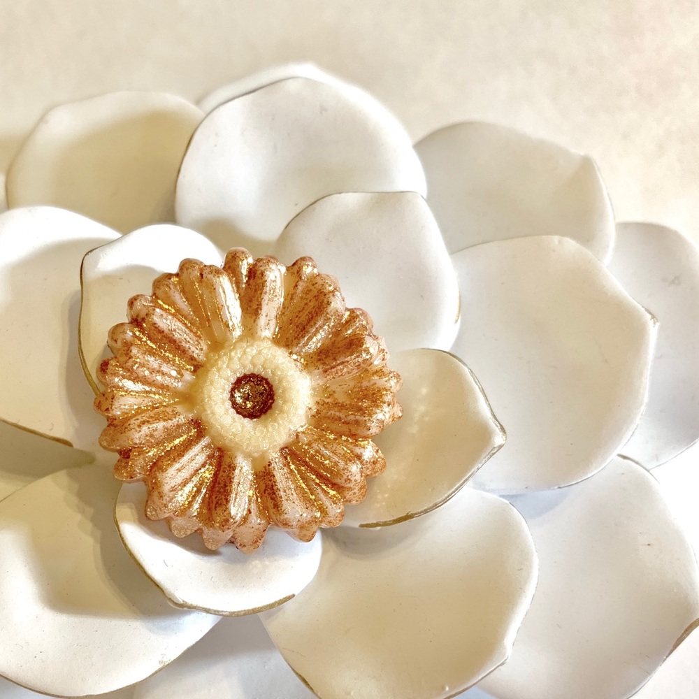 Cream Daisy & Gold Micro Glitter Floral Pin Resin